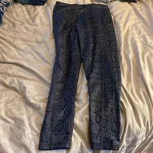NWT Ouges Capri Yoga pants. Black snakeskin. size M